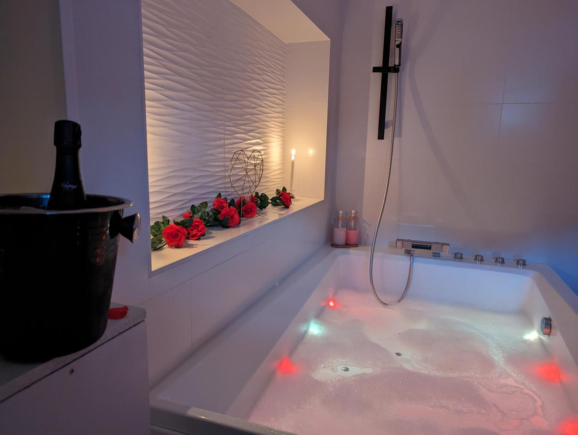 Love Room avec jacuzzi pour votre séjour en amoureux Villeneuve-de-la-Raho Esterno foto