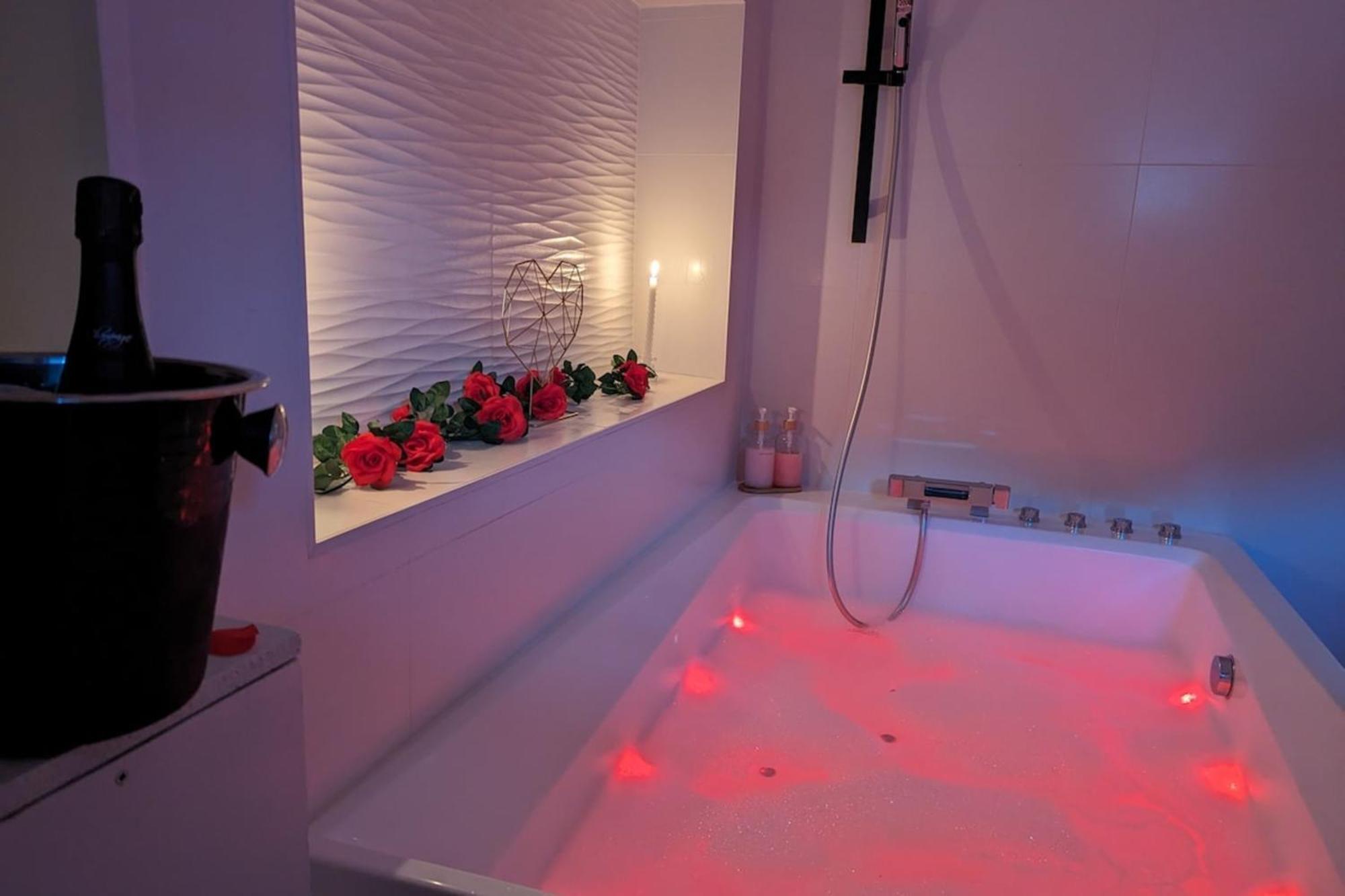 Love Room avec jacuzzi pour votre séjour en amoureux Villeneuve-de-la-Raho Esterno foto
