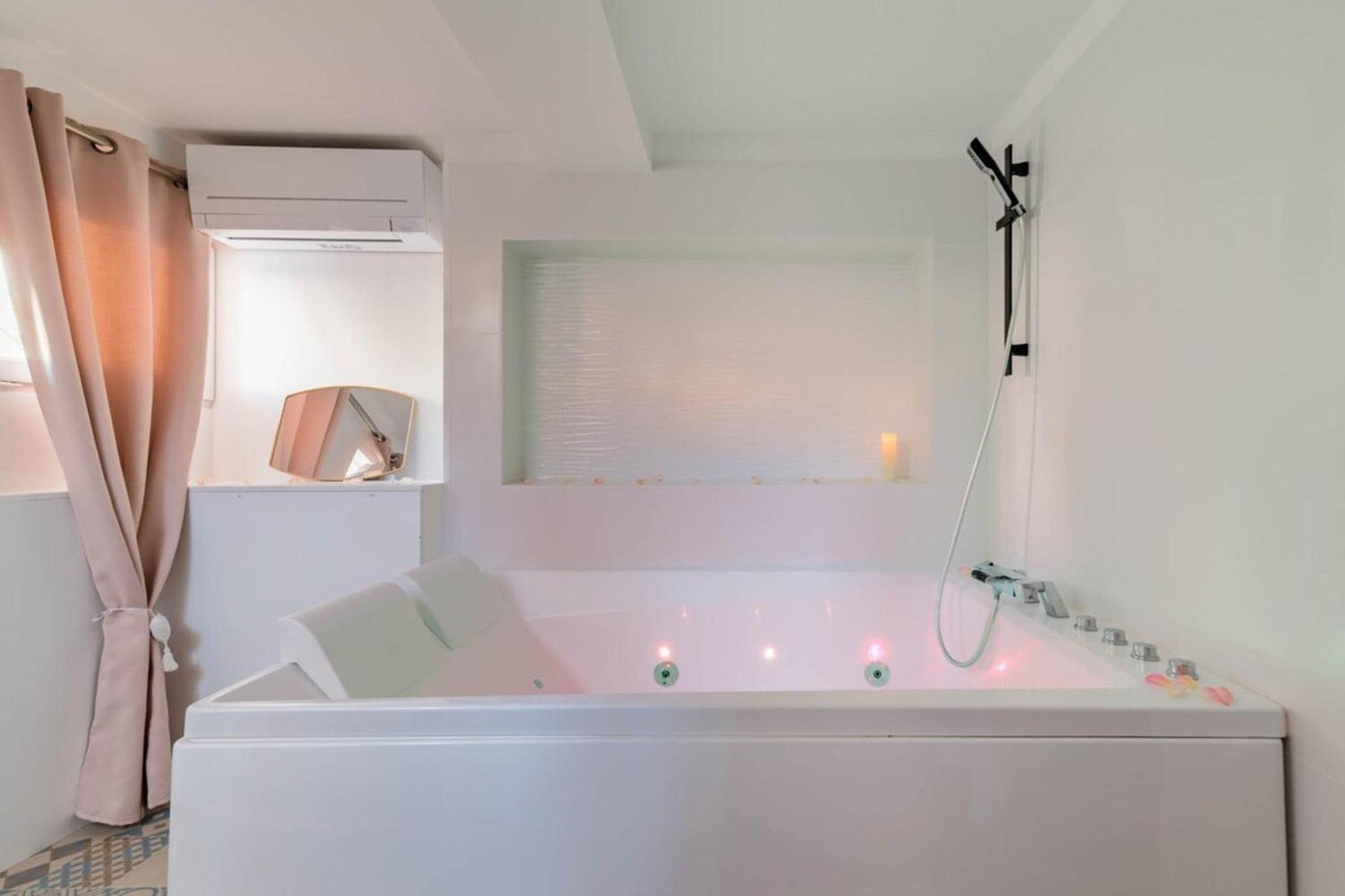 Love Room avec jacuzzi pour votre séjour en amoureux Villeneuve-de-la-Raho Esterno foto
